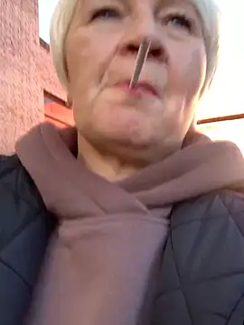 Snapshot of Laura_Millf chatting on 09/29/25, 01:38 Laura Millf online show from 09/29/25, 01:38