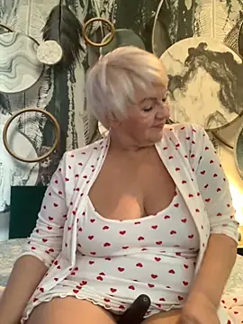 Snapshot of Laura_Millf chatting on 10/28/25, 10:19 Laura Millf online show from 10/28/25, 10:19