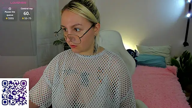 Snapshot of Debbie_Taylor chatting on 05/06/26, 05:18 Debbie Taylor online show from 05/06/26, 05:18