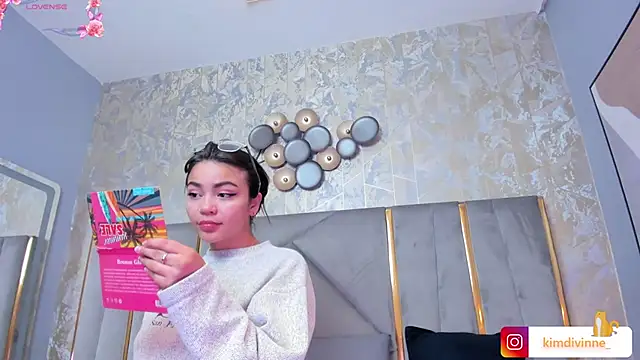 Snapshot of KimDevinne chatting on 02/19/25, 02:23 KimDevinne online show from 02/19/25, 02:23