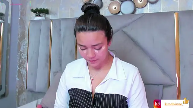 Snapshot of KimDevinne chatting on 09/20/25, 03:18 KimDevinne online show from 09/20/25, 03:18