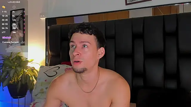 Snapshot of JadeSmiith_ chatting on 11/25/25, 10:43 JadeSmiith online show from 11/25/25, 10:43