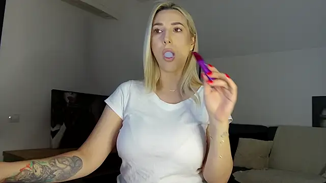 Snapshot of KhloeK chatting on 03/22/25, 06:58 KhloeK online show from 03/22/25, 06:58