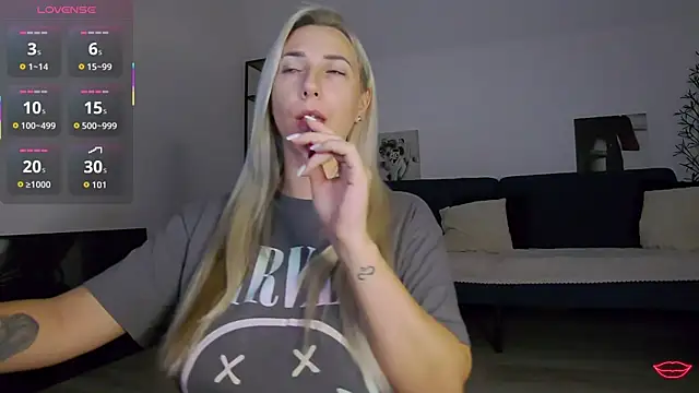 Snapshot of KhloeK chatting on 10/14/25, 05:36 KhloeK online show from 10/14/25, 05:36