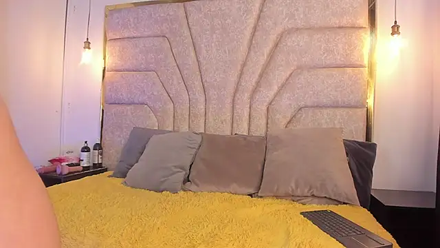 Snapshot of EmaJames25 chatting on 02/12/25, 01:09 EmaJames25 online show from 02/12/25, 01:09