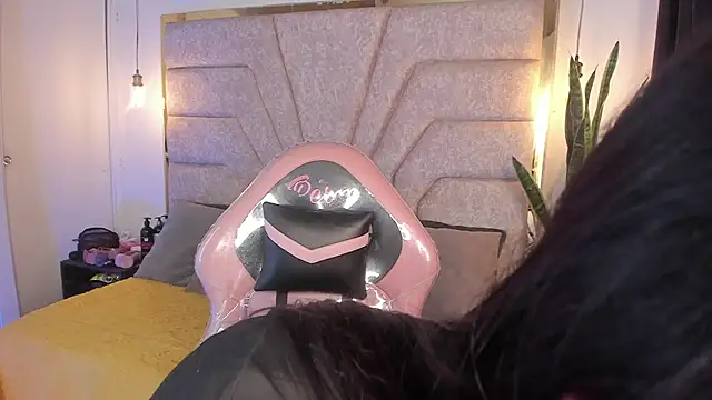 Snapshot of EmaJames25 chatting on 02/18/25, 07:19 EmaJames25 online show from 02/18/25, 07:19