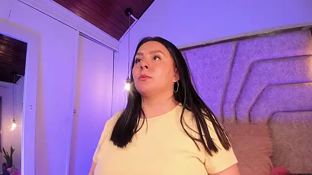 Snapshot of EmaJames25 chatting on 11/21/25, 07:23 EmaJames25 online show from 11/21/25, 07:23