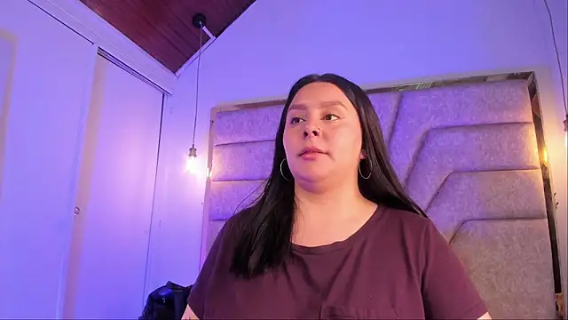 Snapshot of EmaJames25 chatting on 11/28/25, 06:32 EmaJames25 online show from 11/28/25, 06:32