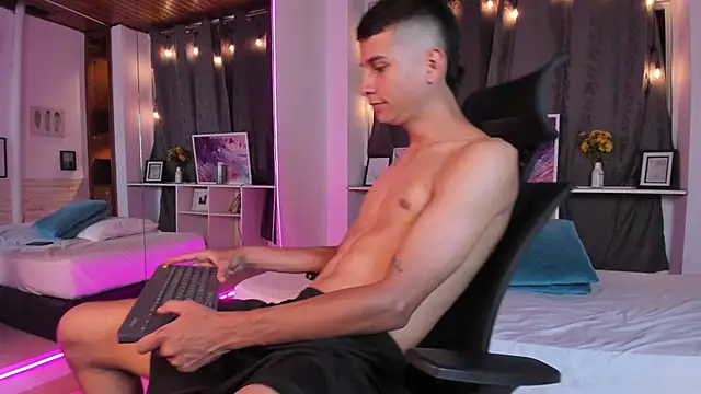 Snapshot of Aaron_Scoot chatting on 12/14/24, 01:06 Aaron Scoot online show from 12/14/24, 01:06