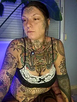 Snapshot of lizzardqueeen chatting on 10/14/25, 12:22 lizzardqueeen online show from 10/14/25, 12:22