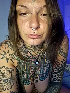 Snapshot of lizzardqueeen chatting on 10/14/25, 05:47 lizzardqueeen online show from 10/14/25, 05:47