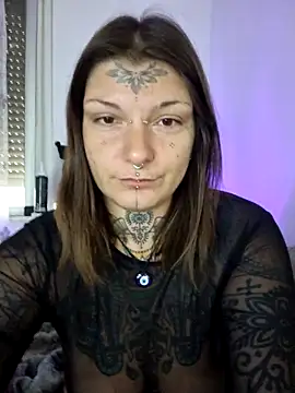 Snapshot of lizzardqueeen chatting on 11/11/25, 05:02 lizzardqueeen online show from 11/11/25, 05:02