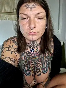 Snapshot of lizzardqueeen chatting on 11/15/25, 04:10 lizzardqueeen online show from 11/15/25, 04:10