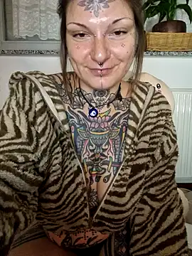 Snapshot of lizzardqueeen chatting on 11/22/25, 01:04 lizzardqueeen online show from 11/22/25, 01:04