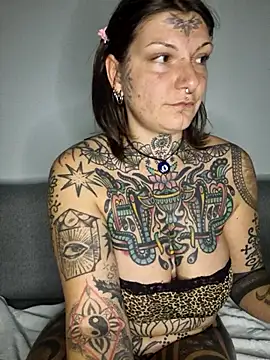 Snapshot of lizzardqueeen chatting on 11/24/25, 10:09 lizzardqueeen online show from 11/24/25, 10:09