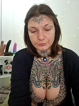 Snapshot of lizzardqueeen chatting on 11/27/25, 02:41 lizzardqueeen online show from 11/27/25, 02:41