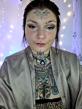 Snapshot of lizzardqueeen chatting on 11/29/25, 11:52 lizzardqueeen online show from 11/29/25, 11:52