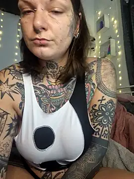 Snapshot of lizzardqueeen chatting on 12/14/25, 11:53 lizzardqueeen online show from 12/14/25, 11:53