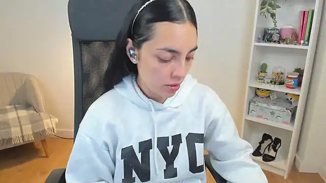 Snapshot of _BellaEvans_ chatting on 06/13/26, 04:21 BellaEvans online show from 06/13/26, 04:21