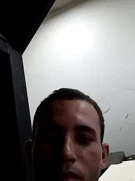 Snapshot of jhonmenas14 chatting on 12/17/25, 10:43 jhonmenas14 online show from 12/17/25, 10:43