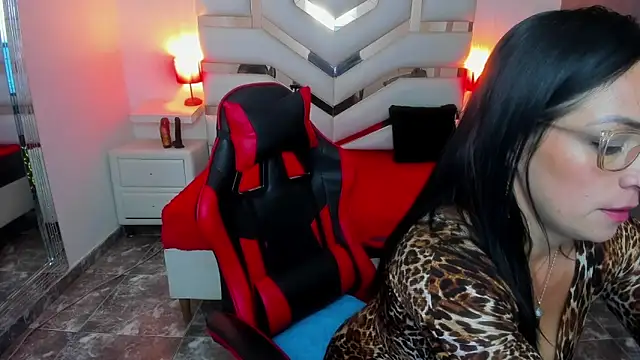 Snapshot of KateTompson_ chatting on 09/09/25, 12:48 KateTompson online show from 09/09/25, 12:48