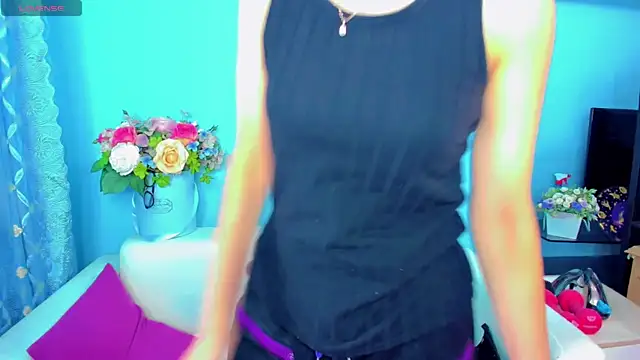 Snapshot of LindaaLu chatting on 05/18/26, 04:51 LindaaLu online show from 05/18/26, 04:51