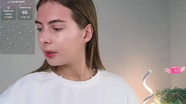 Snapshot of chloi_hes chatting on 10/22/25, 11:43 chloi hes online show from 10/22/25, 11:43