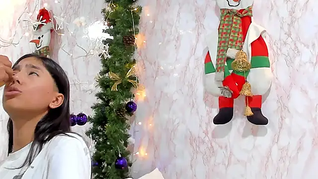 Snapshot of BarbieHotLaura chatting on 12/16/24, 06:27 BarbieHotLaura online show from 12/16/24, 06:27