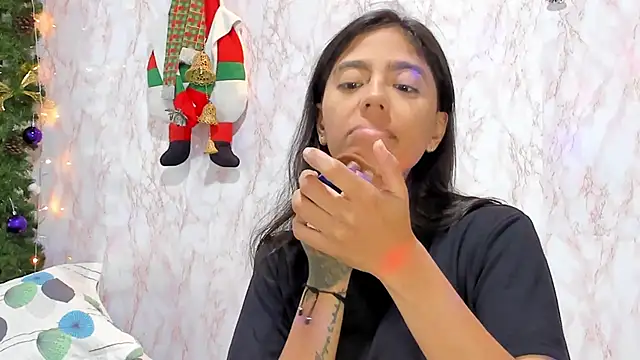 Snapshot of BarbieHotLaura chatting on 12/18/24, 02:38 BarbieHotLaura online show from 12/18/24, 02:38