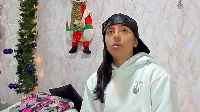 Snapshot of BarbieHotLaura chatting on 12/19/24, 02:24 BarbieHotLaura online show from 12/19/24, 02:24