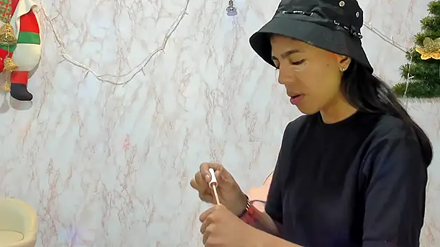 Snapshot of BarbieHotLaura chatting on 12/26/24, 03:53 BarbieHotLaura online show from 12/26/24, 03:53