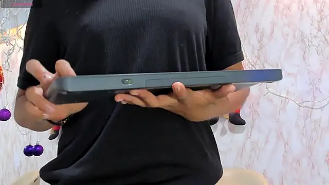 Snapshot of BarbieHotLaura chatting on 12/27/24, 03:37 BarbieHotLaura online show from 12/27/24, 03:37