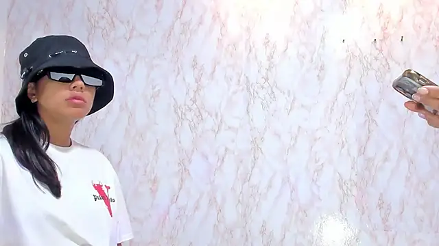 Snapshot of BarbieHotLaura chatting on 01/03/25, 06:03 BarbieHotLaura online show from 01/03/25, 06:03