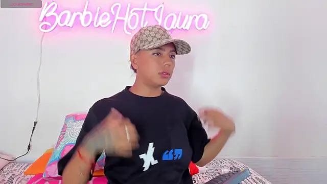 Snapshot of BarbieHotLaura chatting on 03/22/25, 01:11 BarbieHotLaura online show from 03/22/25, 01:11