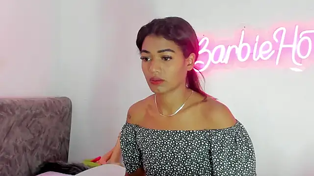 Snapshot of BarbieHotLaura chatting on 10/10/25, 02:05 BarbieHotLaura online show from 10/10/25, 02:05