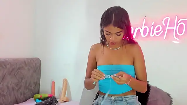 Snapshot of BarbieHotLaura chatting on 10/11/25, 05:33 BarbieHotLaura online show from 10/11/25, 05:33