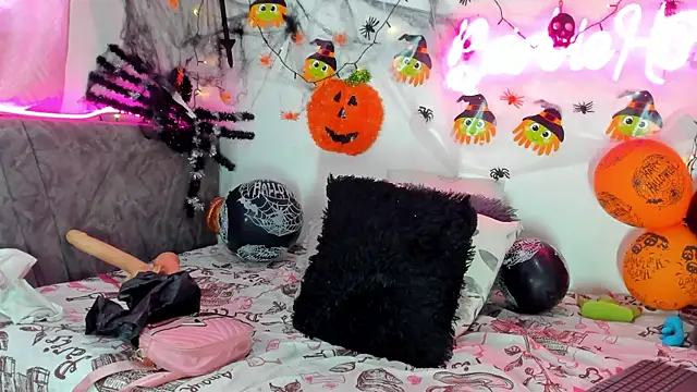 Snapshot of BarbieHotLaura chatting on 10/18/25, 06:41 BarbieHotLaura online show from 10/18/25, 06:41