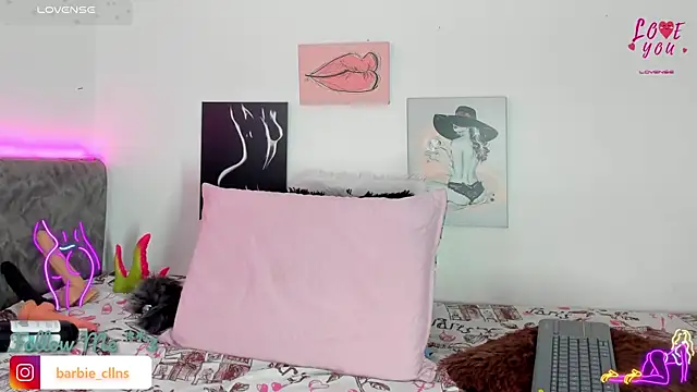 Snapshot of BarbieHotLaura chatting on 11/22/25, 06:40 BarbieHotLaura online show from 11/22/25, 06:40