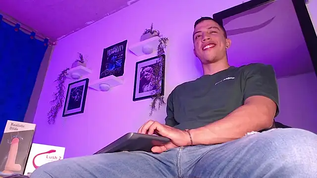 Snapshot of ThomsEvery_ chatting on 01/11/25, 03:13 ThomsEvery online show from 01/11/25, 03:13