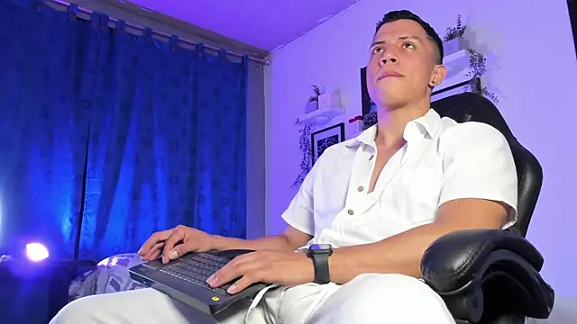 Snapshot of ThomsEvery_ chatting on 12/01/25, 11:10 ThomsEvery online show from 12/01/25, 11:10