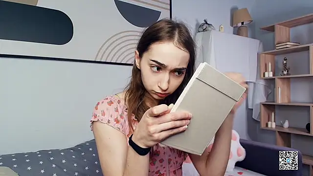 PollyBeev online show from 10/27/25, 07:34