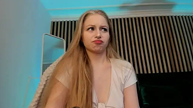 Snapshot of MiaMews chatting on 03/14/25, 05:13 MiaMews online show from 03/14/25, 05:13