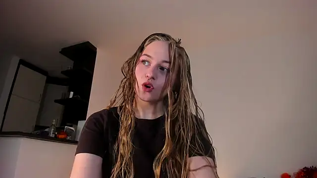 Snapshot of MiaMews chatting on 10/19/25, 11:22 MiaMews online show from 10/19/25, 11:22