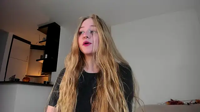 Snapshot of MiaMews chatting on 10/28/25, 01:03 MiaMews online show from 10/28/25, 01:03