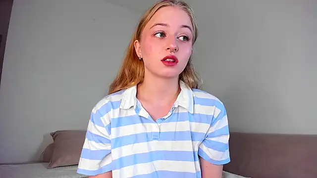 Snapshot of MiaMews chatting on 11/11/25, 12:27 MiaMews online show from 11/11/25, 12:27