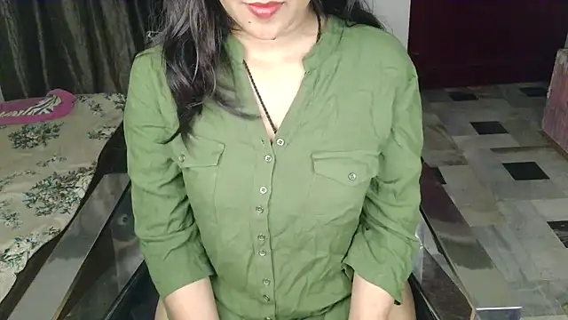 Snapshot of aarushi_sharmaa chatting on 11/21/25, 04:38 aarushi sharmaa online show from 11/21/25, 04:38