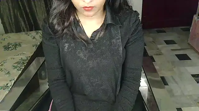 Snapshot of aarushi_sharmaa chatting on 11/27/25, 03:47 aarushi sharmaa online show from 11/27/25, 03:47