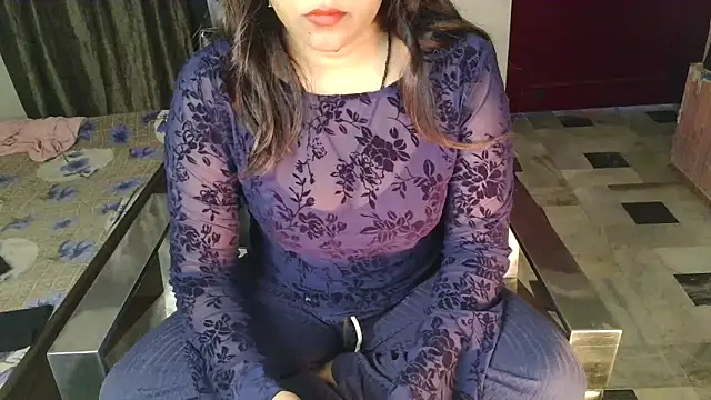 Snapshot of aarushi_sharmaa chatting on 12/16/25, 05:23 aarushi sharmaa online show from 12/16/25, 05:23