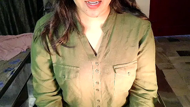 Snapshot of aarushi_sharmaa chatting on 12/17/25, 07:47 aarushi sharmaa online show from 12/17/25, 07:47