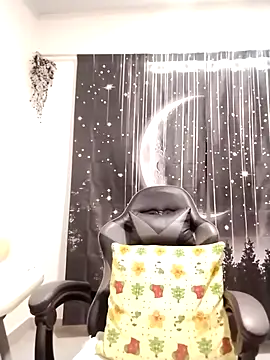 Snapshot of Hikaryfire chatting on 10/18/25, 09:37 Hikaryfire online show from 10/18/25, 09:37